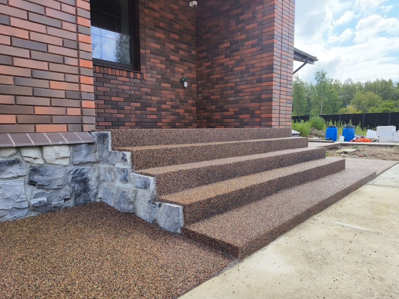 Akmens danga balkone - atspari oro sąlygoms
